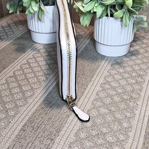 Coach Bow Accordian Leather Zippy Wallet in Chalk off white - Picture 14 of 16